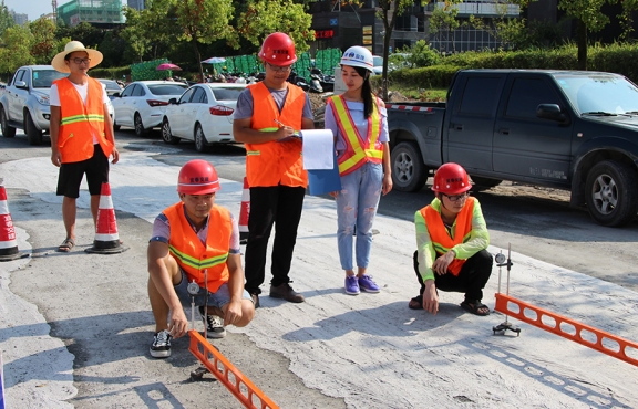 2018年8月，G220試驗(yàn)路段交工驗(yàn)收，測(cè)量彎沉評(píng)估路面的整體強(qiáng)度