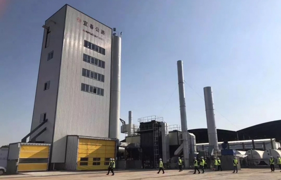 2018年10月12日，來(lái)自全國(guó)各地的筑養(yǎng)路行業(yè)專家、高?？蒲袑W(xué)者等150余人，蒞臨豐城綜合養(yǎng)護(hù)中心，現(xiàn)場(chǎng)觀摩全環(huán)保瀝青攪拌設(shè)備及各類環(huán)保裝置。